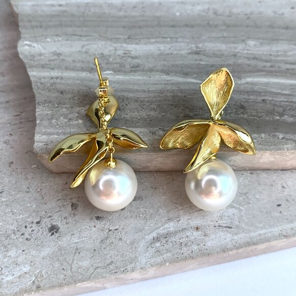 NEW ~ Anthropologie Shashi "Fiorina" Pearl Flower Earrings - Picture 9 of 13